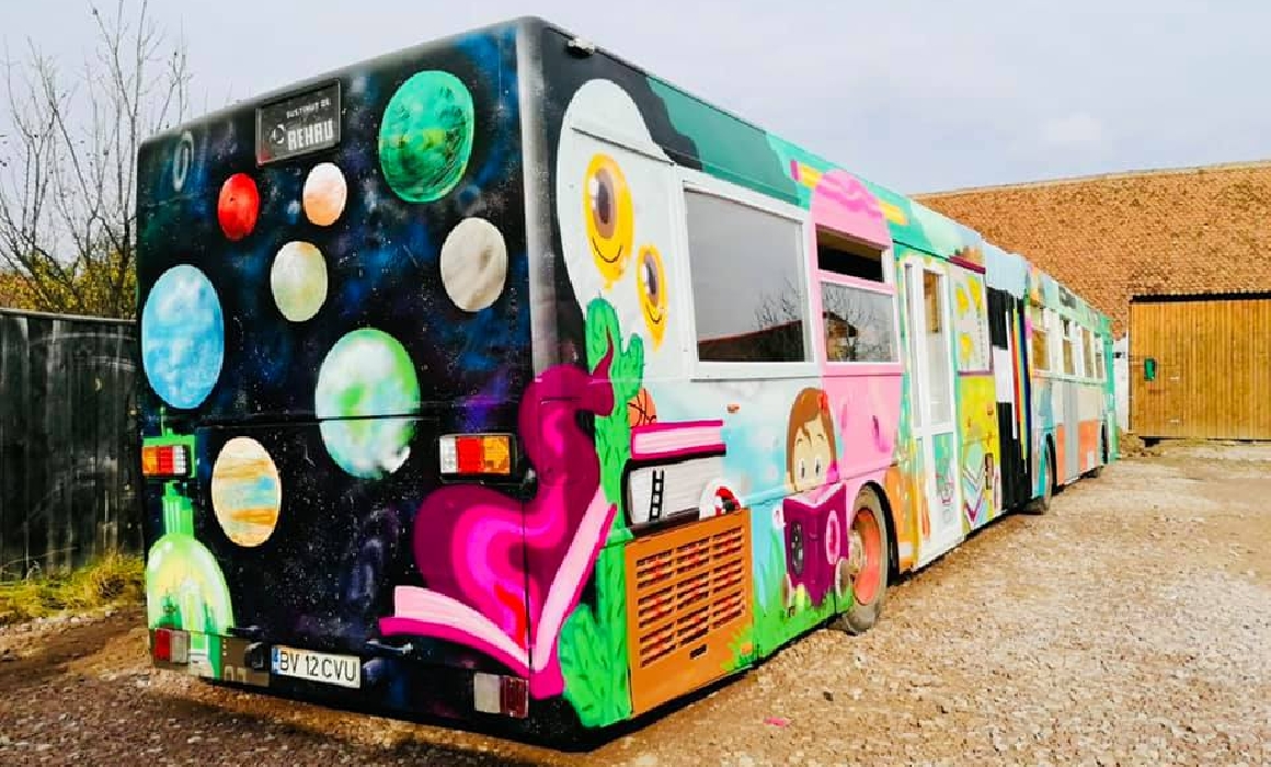 VIDEO Doi învățători au transformat un autobuz vechi într-un hub educațional, în Augustin, Brașov: „Copiii pot învăța de frică sau pentru că sunt inspirați”