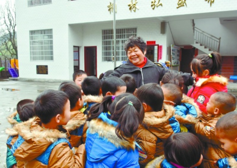 EDUCAȚIA ÎN LUME. O profesoară la pensie face școli în comunitățile sărace din China. O arhitectă face școli din materiale reciclate în Senegal