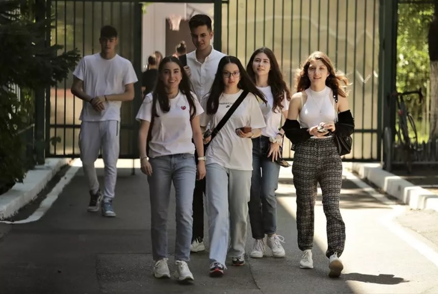 Două eleve de 10 de la Colegiul „Sf. Sava” din București, una admisă la facultate în țară, alta în Olanda, vorbesc despre inegalitatea de șanse din educația românească