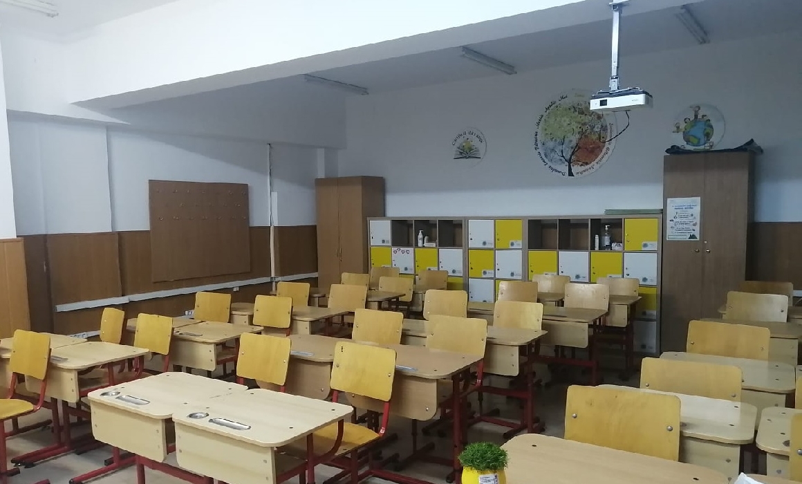 Conducerea Școlii 79, unde o clasă de-a patra a fost relocată la Seminarul Teologic, răspunde îngrijorării părinților: „Am organizat circuite separate de acces pentru elevi”