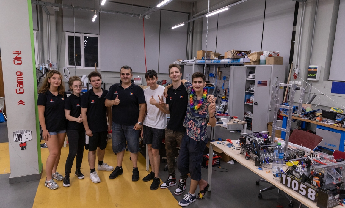 Cum a ajuns o echipă de robotică creată într-un garaj din Voluntari să câștige campionatul din SUA: „Ne vedem 14 ore pe zi”