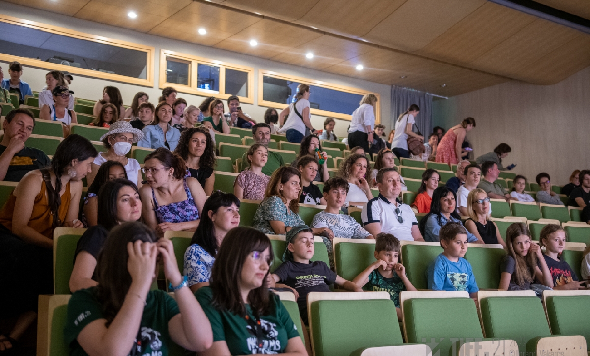 Filme pentru copii și tineri la EducaTIFF.22: povestea directorului de școală care salvează o comunitate și tinerii detectivi din Transilvania