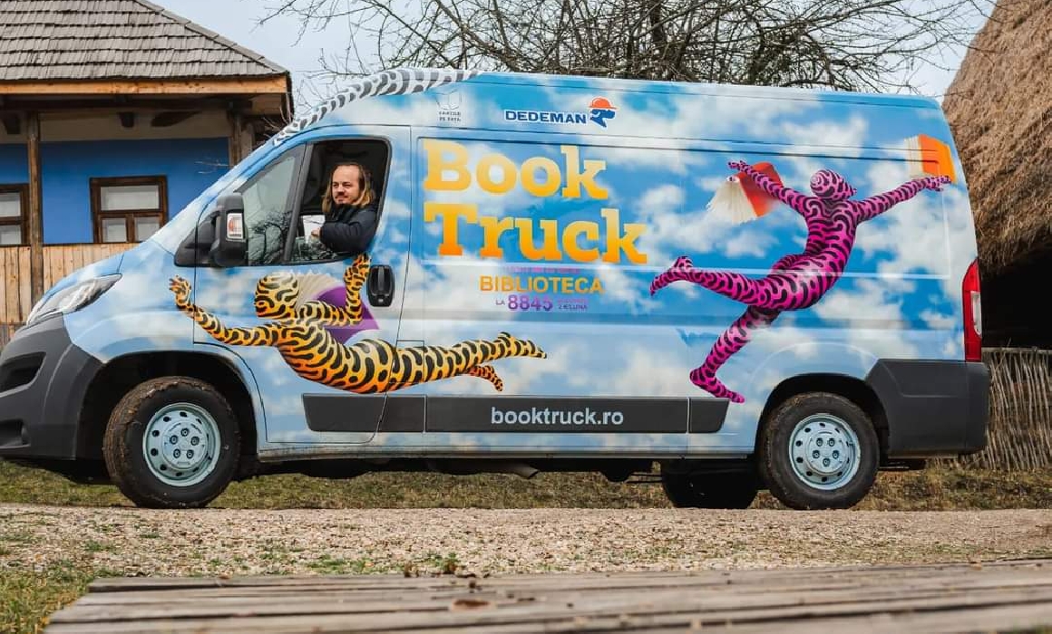 Tânărul care a dus cărțile în satele care nu mai au bibliotecă. „BookTruck e viu colorat și poate fi ușor confundat cu o mașină de înghețată”