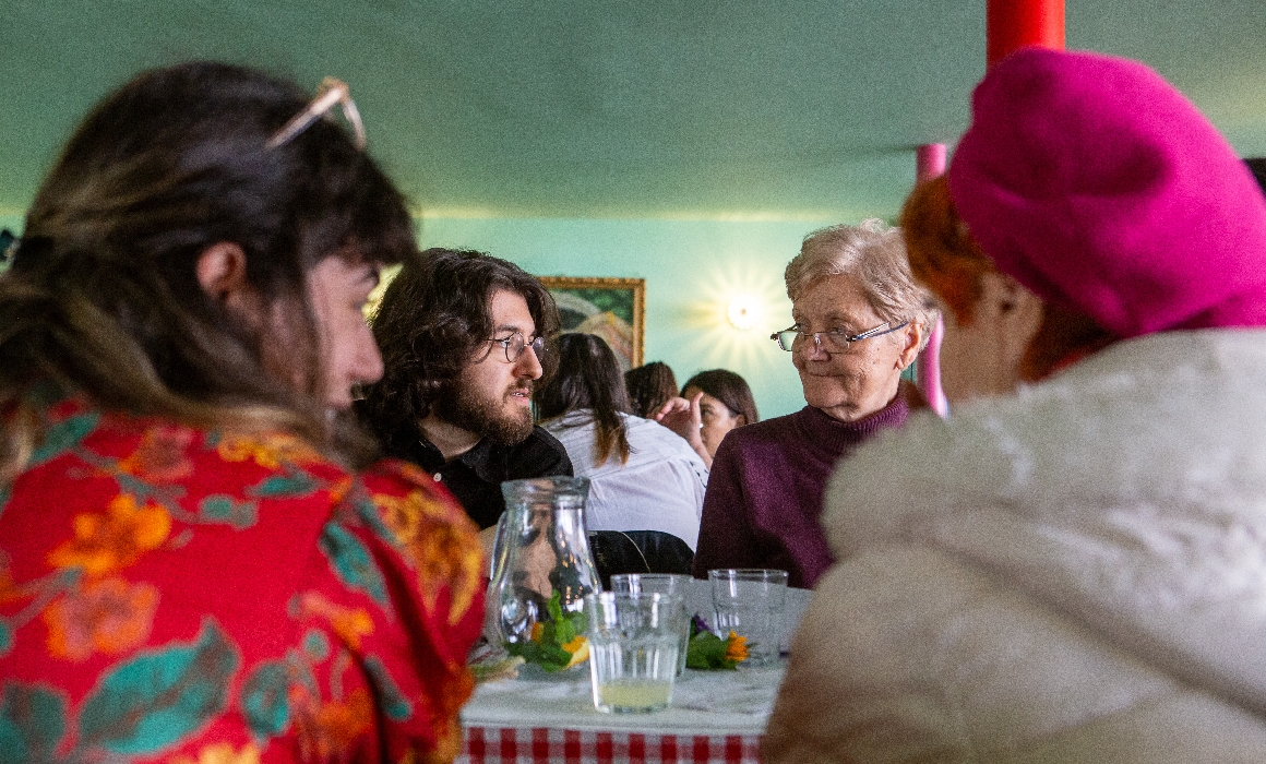 Prânz intergenerațional în București. Boomers, la masă cu GenZ și Millenials, discutând „de-ale vieții”