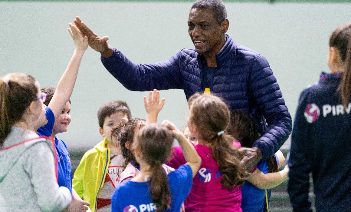 Pelé al voleiului s-a antrenat cu copiii români: „Am stat 7 ani într-un orfelinat. Sportul mi-a schimbat viața”