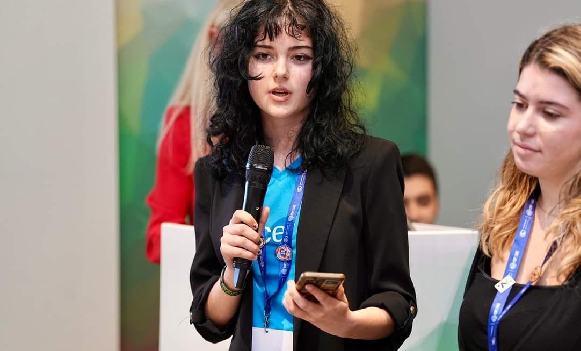 Elevă din Giurgiu, la conferința de schimbări climatice COP 28 din Dubai: „Companiile mari nu trebuie să schimbe modelele la telefoane atât de des”