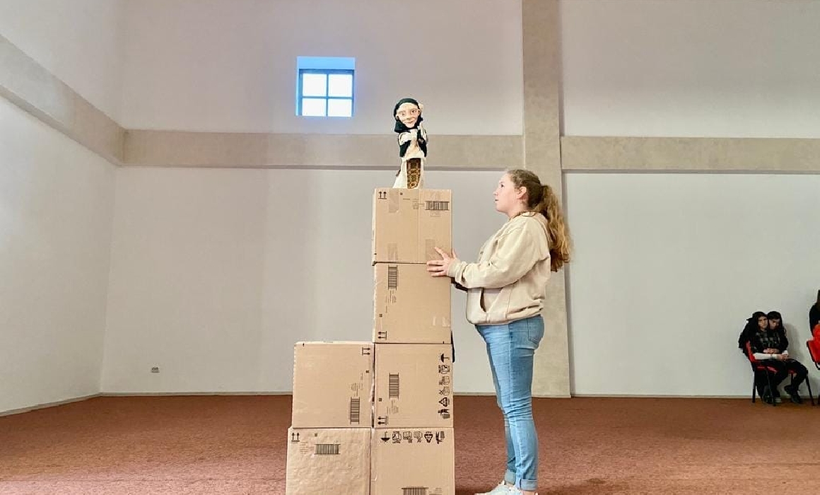 „Să știi că țara asta are nevoie de păpușari!” Rezidențe educaționale de teatru și aikido, într-un sat din Bistrița