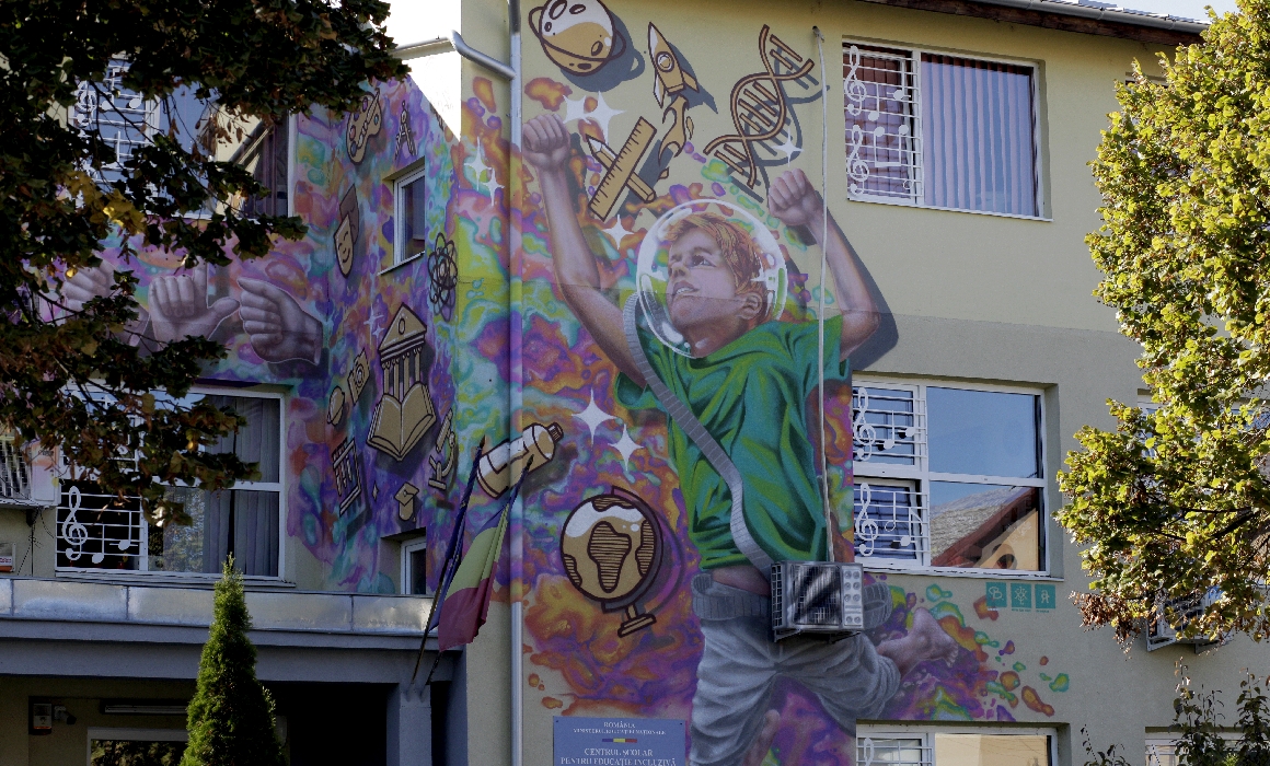 Cum schimbă o pictură o comunitate. Doi artiști au făcut o murală pentru elevii cu deficiențe de la un centru din Timișoara, ca să-i ajute să viseze