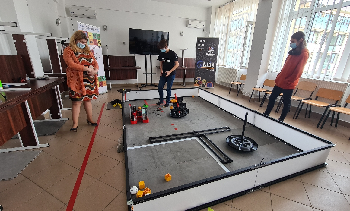 Drone, roboți și realitate virtuală într-un liceu din Iași, din fonduri europene. Directoarea Adina Romanescu: „Cred că doar la sport nu avem softuri educaționale”