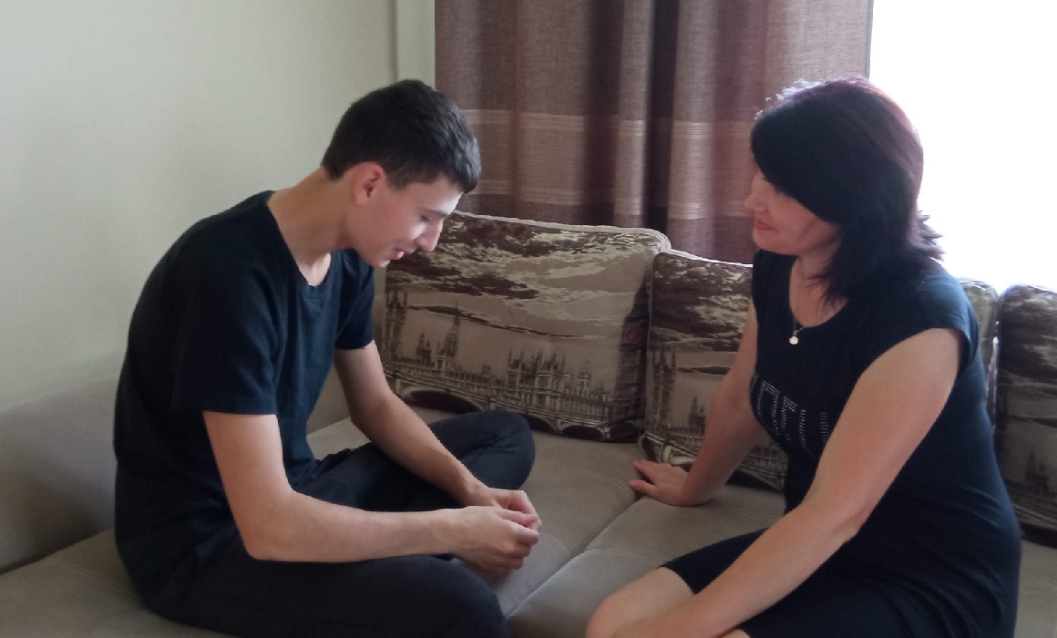 Părinții din Republica Moldova sunt învățați de psihologi cum să construiască punți către adolescenții lor