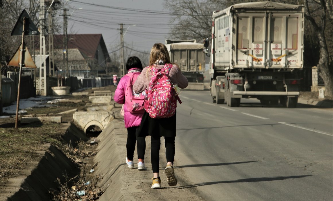 Editorial. Copii din Prahova duși la școală în trei ture, cu un singur microbuz școlar