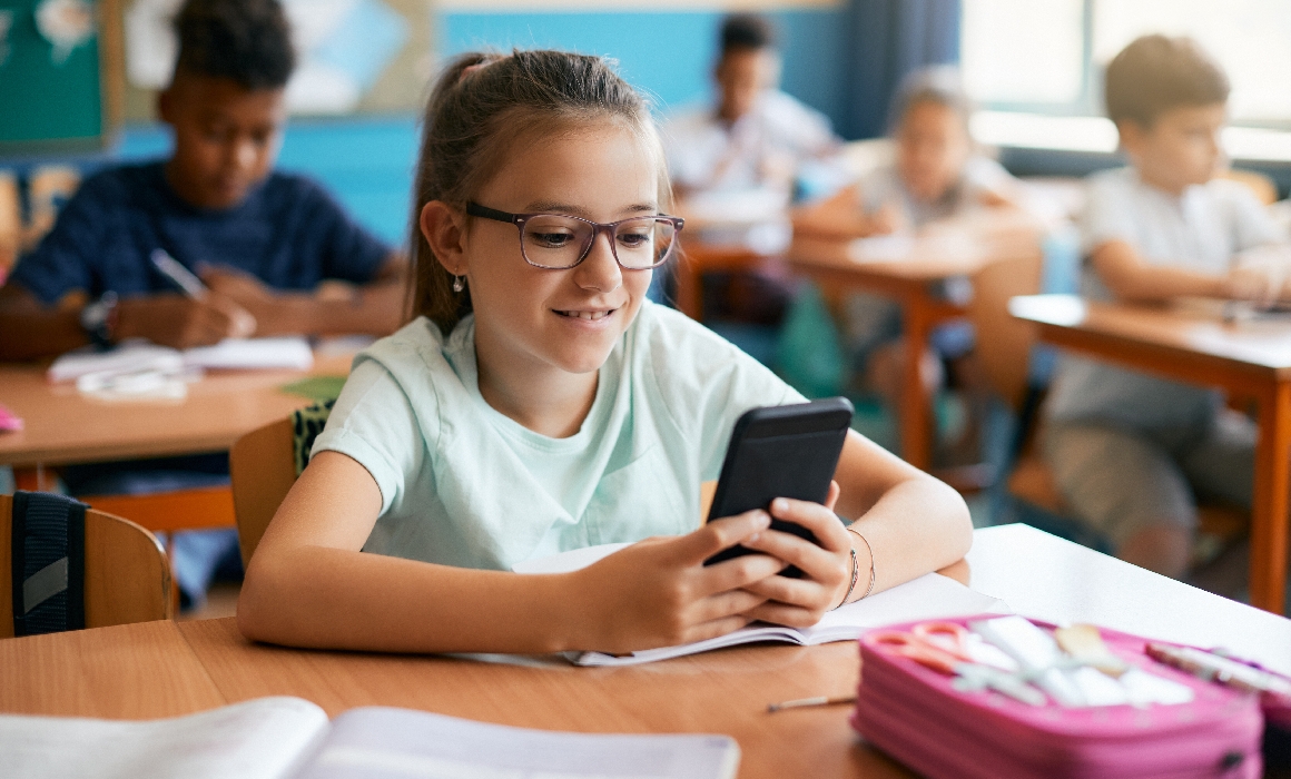 Care pot fi beneficiile utilizării telefoanelor mobile în școli