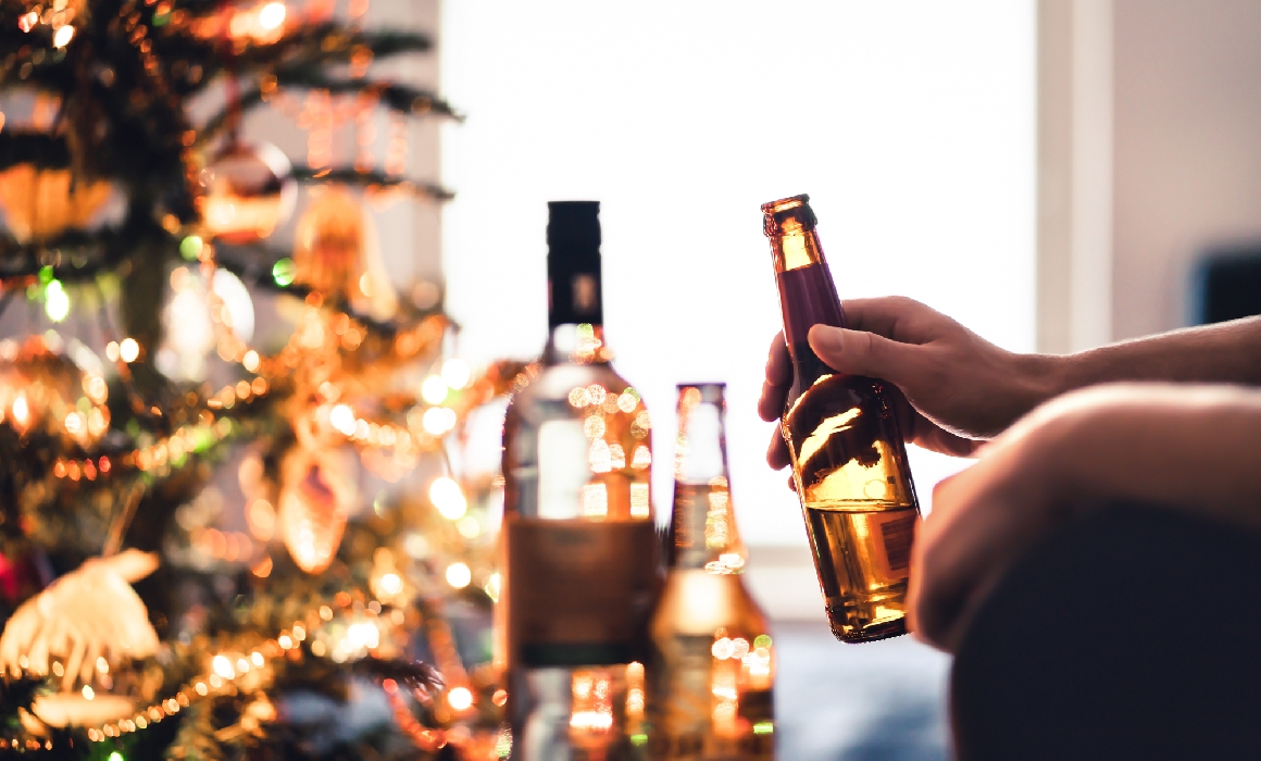 Părinți, fiți moderați cu alcoolul de sărbători - vă poate influența modul în care interacționați cu copiii