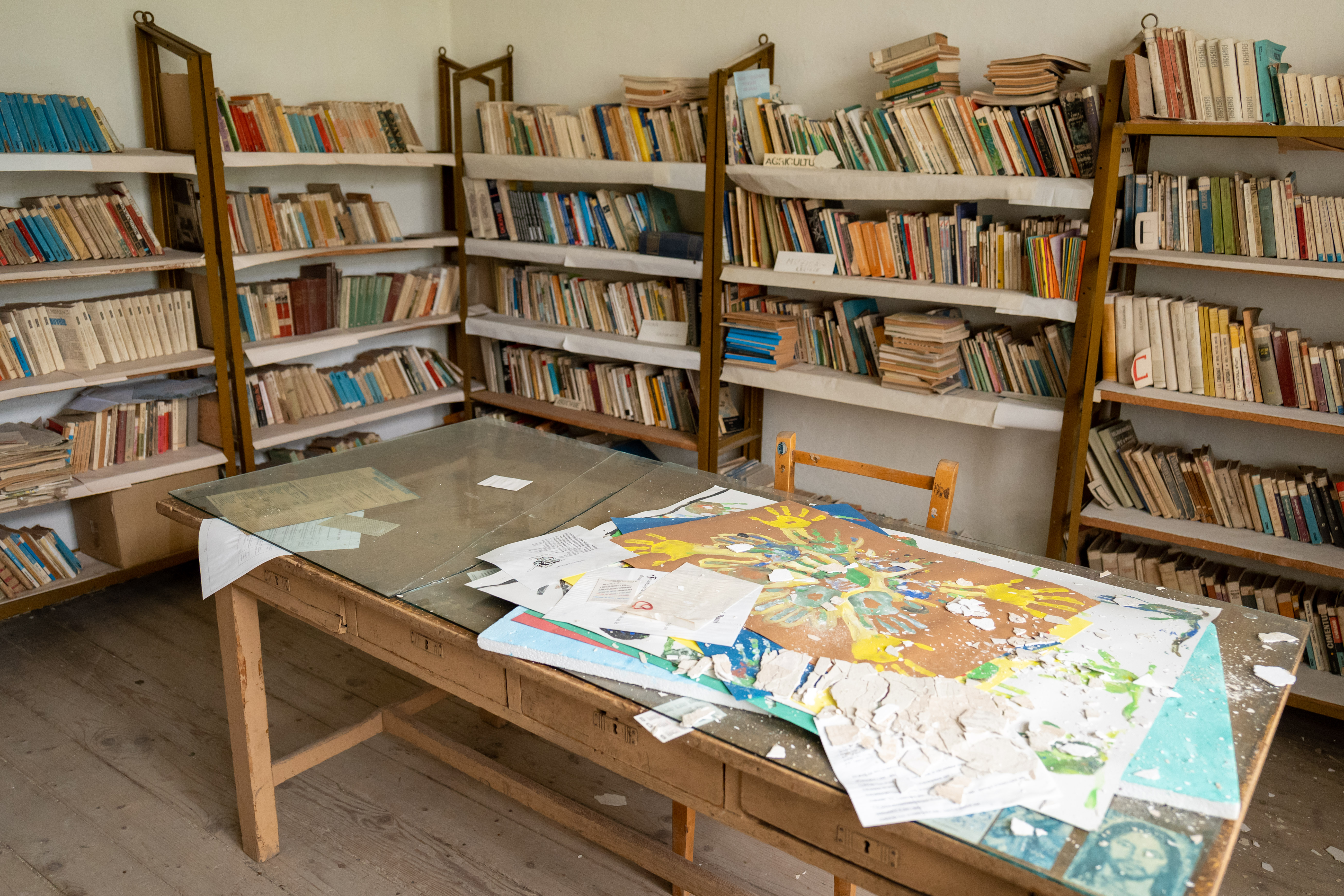 cărți în biblioteca scolii construite de Iuliu Maniu in Badacin Salaj