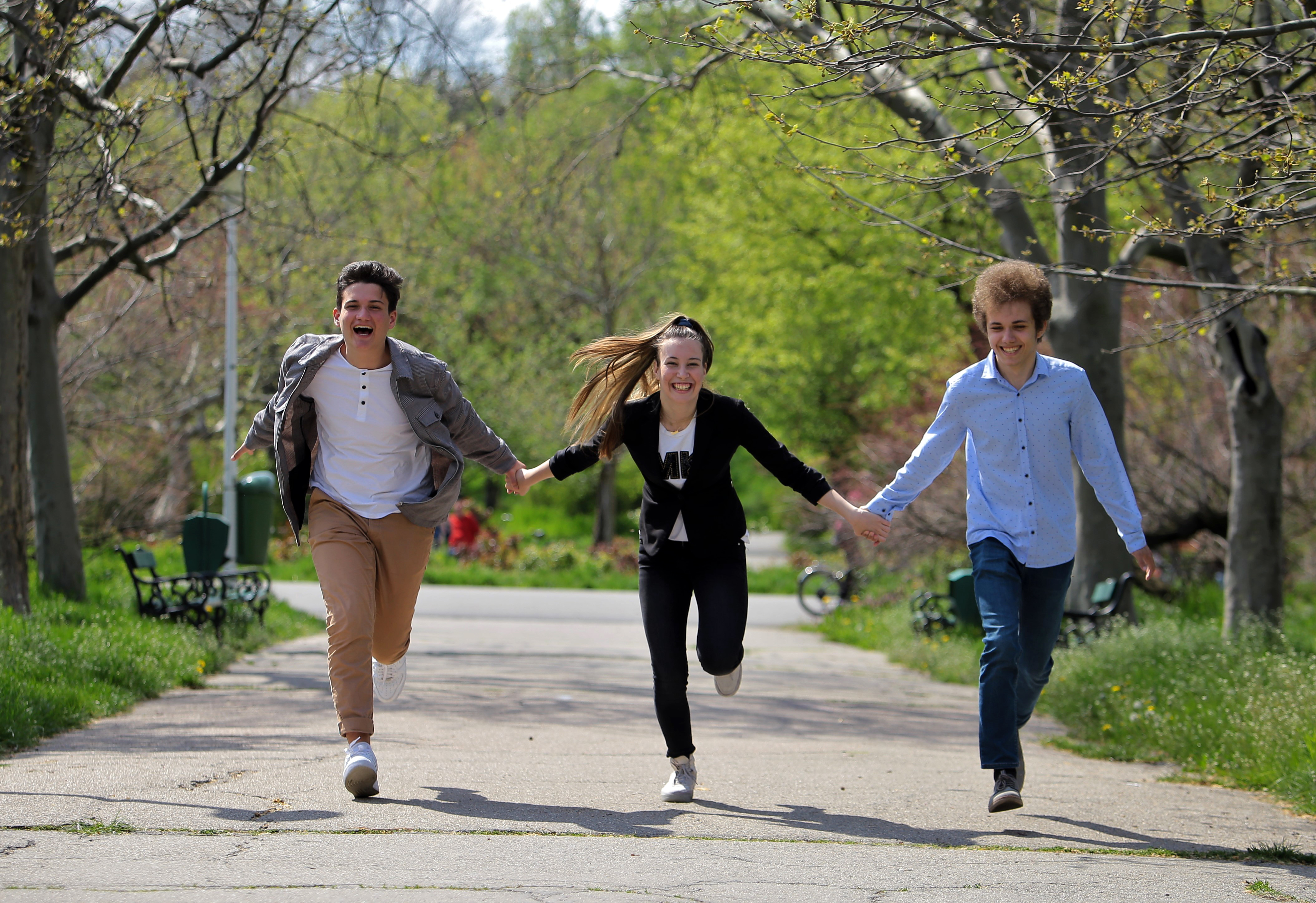 Trei elevi antreprenori alergând în parc