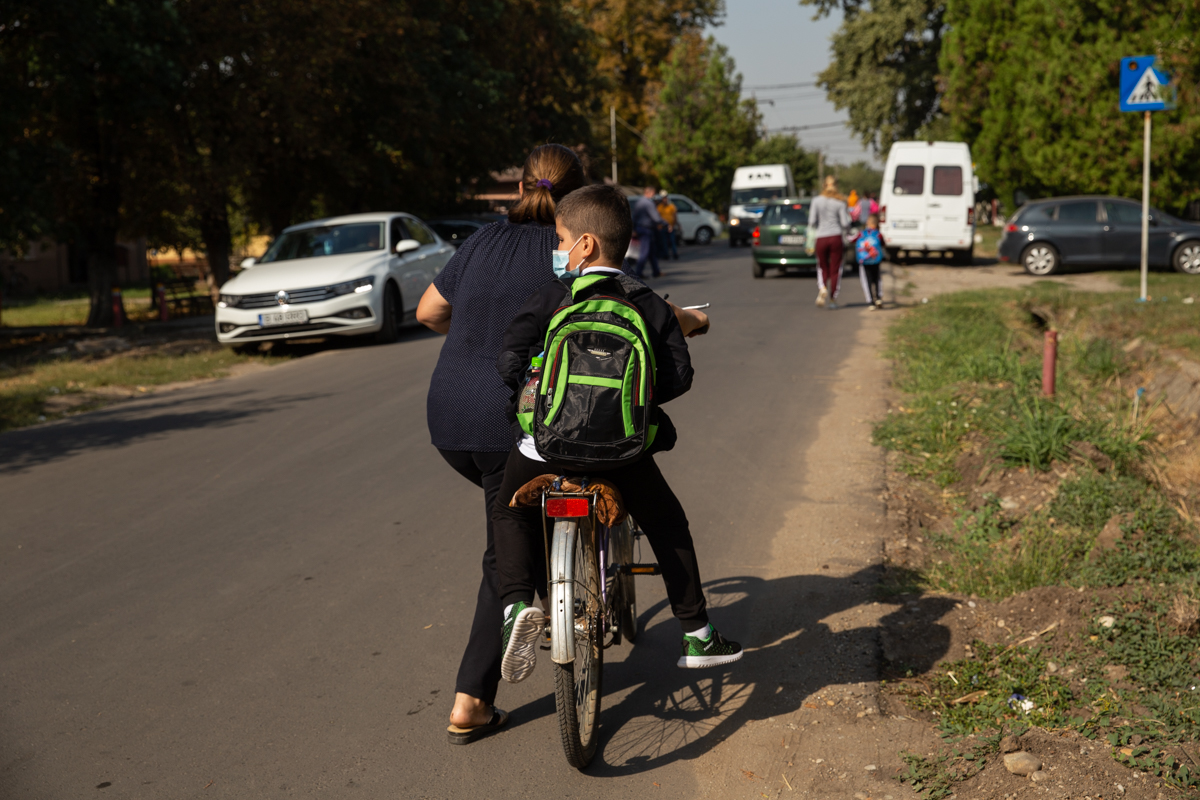 Copil luat de mama de la școală pe bicicletă