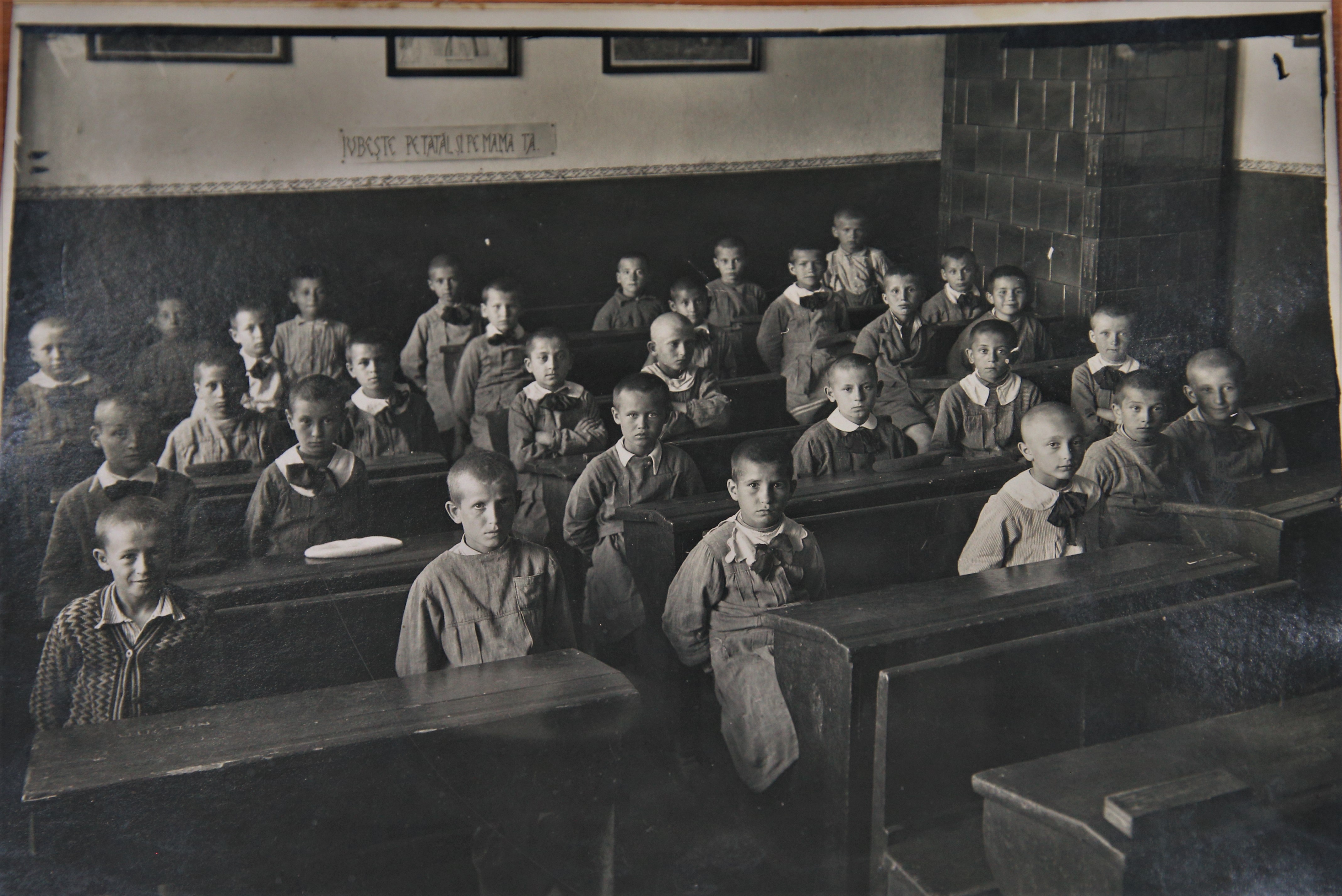 Elevi de la 1900 într-o sală de clasă